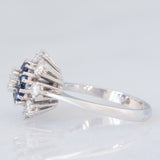 Anello a fiore vintage in oro bianco 14K con diamanti di taglio brillante (0.84ctw ca.) e zaffiri (0.32ctw ca.), anni ‘70
