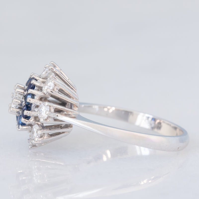 Anello a fiore vintage in oro bianco 14K con diamanti di taglio brillante (0.84ctw ca.) e zaffiri (0.32ctw ca.), anni ‘70