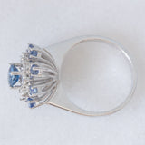 Anello a fiocco di neve vintage in oro bianco 14K con zaffiri (1.10ctw ca.) e diamanti di taglio brillante (0.48ctw ca.), anni ‘70/‘80