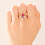 Ring aus 14-karätigem Gelb- und Weißgold mit synthetischem Rubin (ca. 0.90 ct) und Diamanten im Brillantschliff (ca. 0.50 ctw), 20er Jahre