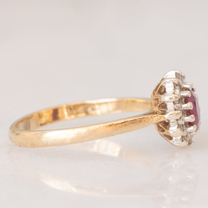 Anello a margherita vintage in oro giallo 9K con rubino (0.35ct ca.) e diamanti (0.06ctw ca.), anno 1984