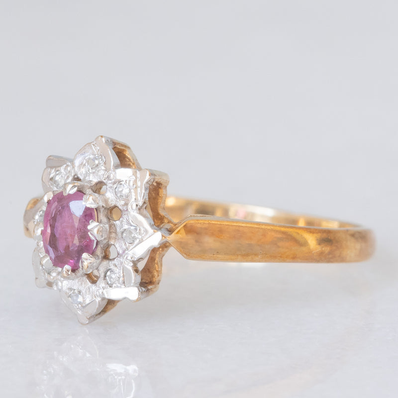 Anello a margherita vintage in oro giallo e bianco 9K con rubino (0.12ct ca.) e diamanti (0.04ctw ca.), anno 1988