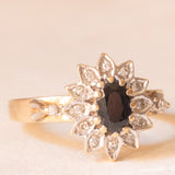 Anello a margherita vintage in oro giallo e bianco 9K con zaffiro (0.60ct ca.) e diamanti (0.14ctw ca.), anno 1991