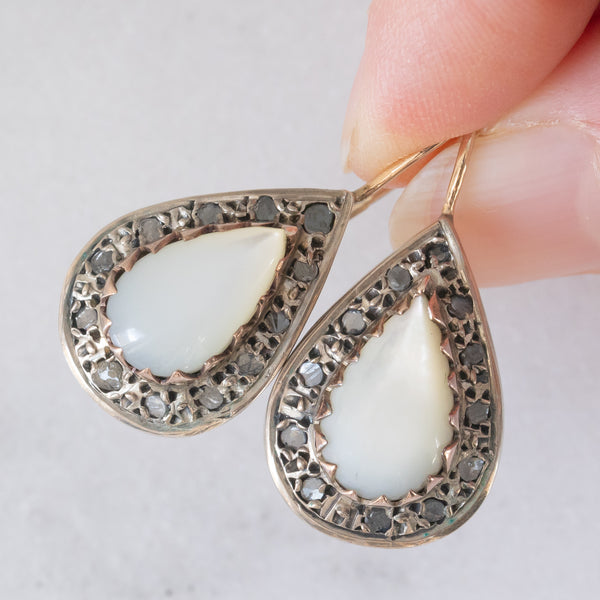Orecchini vintage in stile antico in oro giallo 14K e argento con pietre di Luna e diamanti di taglio rosetta, anni ‘50/‘60