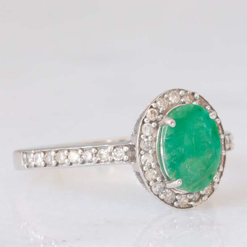 Anello a margherita moderno in oro bianco 9K con smeraldo (1ctw ca.) e diamanti (0.36ctw ca.)