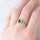 Anello a margherita vintage in oro giallo 18K e 14K con smeraldo (0.60ct ca.) e diamanti di taglio brillante (0.30ctw ca.), anni ‘70/‘80