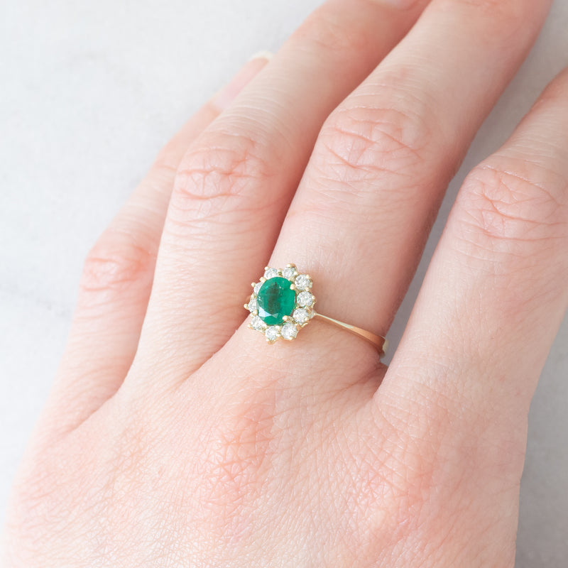 Anello a margherita vintage in oro giallo 18K e 14K con smeraldo (0.60ct ca.) e diamanti di taglio brillante (0.30ctw ca.), anni ‘70/‘80