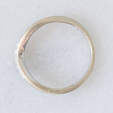 Anello a “V” vintage in oro bianco 9K con diamanti (0.10ctw ca.)
