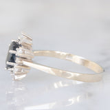 Anello a margherita vintage in oro bianco 14K con zaffiro (1ct ca.) e diamanti (0.24ctw ca.), anni ‘60/‘70