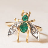 Fliegenring aus einer antiken Brosche aus 18 Karat Gelbgold und Silber mit Smaragden und Diamanten im Rosettenschliff