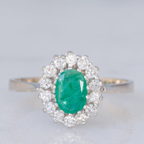 Anello a margherita vintage in oro bianco 14K con smeraldo (0.40ct ca.) e diamanti di taglio brillante (0.20ctw ca.), anni ‘80