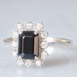 Anello a margherita vintage in oro bianco 18K con zaffiro e diamanti di taglio brillante (0.24ctw ca.), anni ‘70