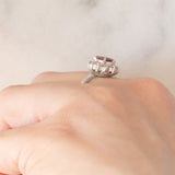 Anello a margherita vintage in platino con rubino (0.62ct) e diamanti (0.36ctw), anni ‘70/‘80