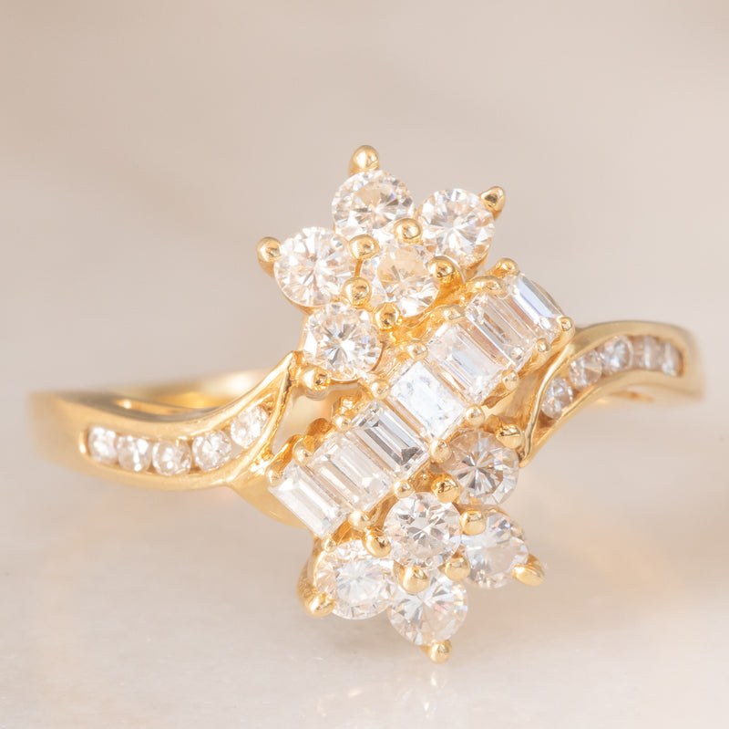 Anello vintage in oro giallo 14K con diamanti di taglio brillante e di taglio baguette (0.75ctw ca.), anni ‘70/‘80