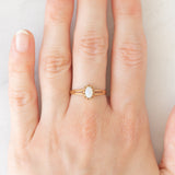 Vintage-Solitär aus 9-karätigem Gelbgold mit Opal (ca. 0.25 ct), 1982