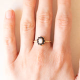 Vintage-Gänseblümchenring aus 9-karätigem Gelbgold mit Opal (ca. 0.22 ct) und Saphiren (ca. 0.30 ctw), Jahr 1986