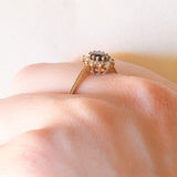Anello a margherita vintage in oro giallo 9K con zaffiro (0.40ct ca.) e diamanti (0.12ctw ca.), anno 1984