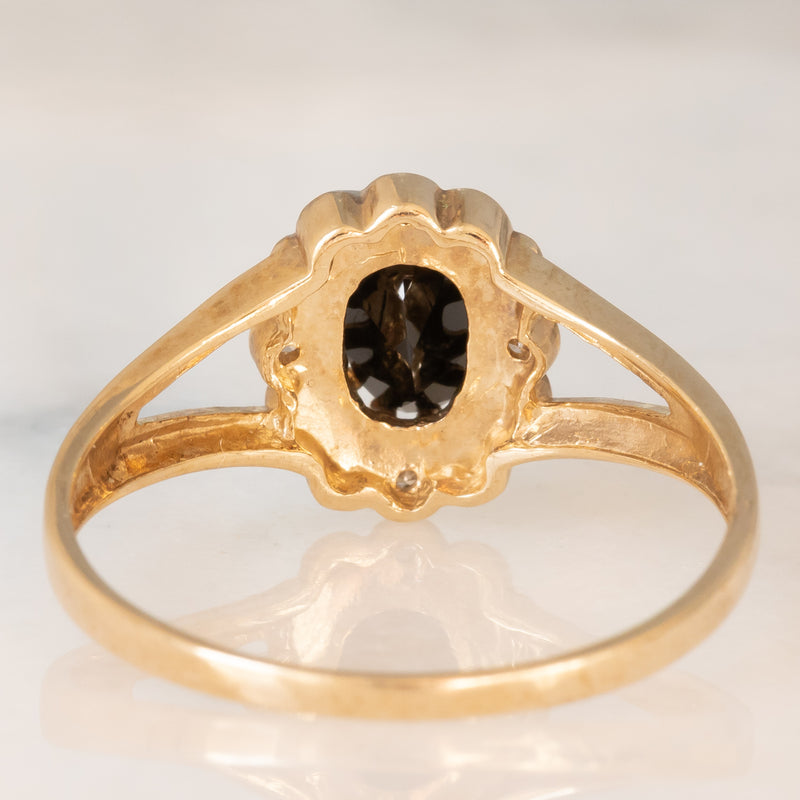Anello a margherita in oro giallo 9K con zaffiro (0.60ct ca.) e diamanti (0.05ctw ca.), anni ‘70/‘80