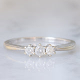 Trilogie vintage en or blanc 9 carats avec diamants (0.25 ct environ)