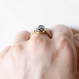 Trilogie-Ring aus 18 K Gelbgold und Silber mit synthetischen Saphiren (ca. 0.60 ctw) und Diamant im Rosettenschliff (ca. 0.20 ct), 30er/40er Jahre