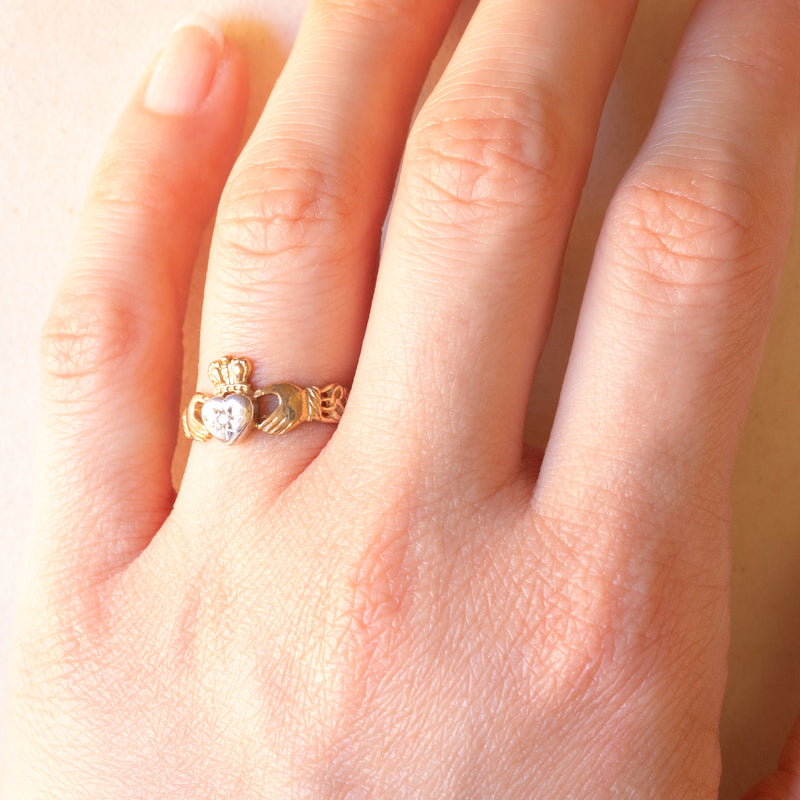 Anello Claddagh vintage in oro giallo e bianco 9K con cubic zirconia e con motivi celtici