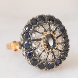 Anello a margherita vintage in stile antico in oro giallo 18K e argento con zaffiri (1ctw ca.) e diamanti di taglio rosetta (0.12ctw ca.), anni ‘60/‘70