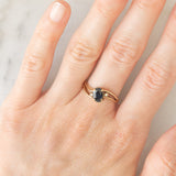 Anello vintage in oro giallo 9K con zaffiro (0.80ct ca.) e diamanti