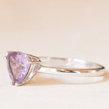 Moderner Solitär aus 9 Karat Weißgold mit Amethyst im Billionenschliff (ca. 1 Karat), Jahr 2012