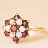 Vintage-Blumenring aus 9-karätigem Gelbgold mit Opalen (ca. 0.50 ctw) und Granaten (ca. 0.70 ctw), Jahr 1978