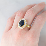 Anello a margherita vintage in oro giallo 18K con zaffiro (4.40ct ca.) e diamanti di taglio brillante (1.68ctw ca.), anni ‘70/‘80