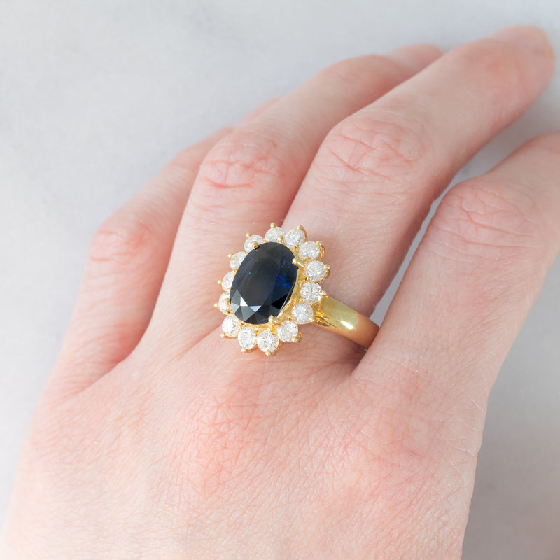 Anello a margherita vintage in oro giallo 18K con zaffiro (4.40ct ca.) e diamanti di taglio brillante (1.68ctw ca.), anni ‘70/‘80
