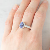 Anello a margherita vintage in oro bianco 18K con tanzanite (2.30ct ca.) e diamanti di taglio brillante (0.20ctw ca.), anno ‘70/‘80