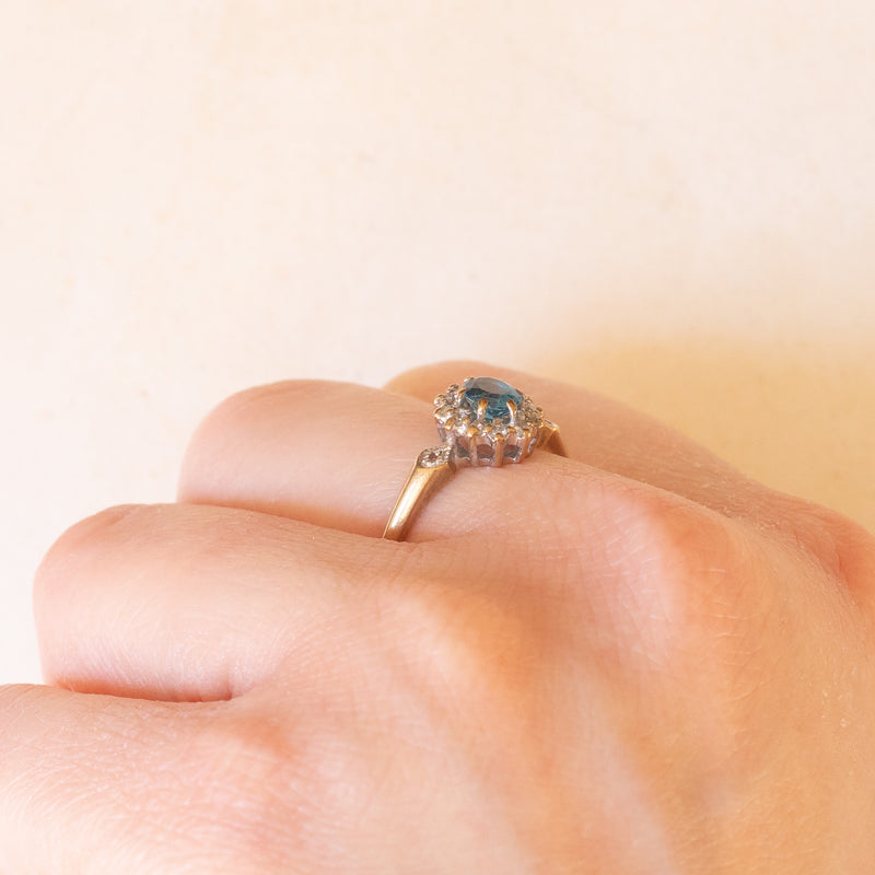 Anello a margherita in oro giallo e bianco 9K con topazio azzurro (0.40ct ca.) e diamanti (0.12ctw ca.), anno 1989