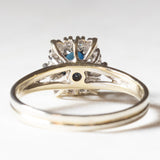 Vintage 18K white gold daisy ring with sapphire (approx. 0.40 ct) and diamonds (approx. 0.10 ct), 70s