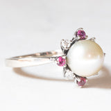 Anello a margherita vintage in oro bianco 14K con perla, rubini sintetici (0.20ctw ca.) e diamanti di taglio brillante (0.14ctw ca.), anni ‘70