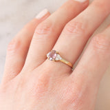 Trilogy in oro giallo 9K con zircone rosa (1.36ct ca.) e zaffiri bianchi