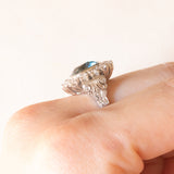 Vintage-Gänseblümchen-Ring aus 18 Karat Weißgold mit hellblauem Zirkon (ca. 4.50 ct) und Diamanten (ca. 0.84 ctw)