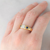 Trilogy gypsy vintage in oro giallo 18K con diamante (0.35ct ca.) e zaffiri (0.36ctw ca.), anni ‘50/‘60