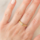 Solitario in oro giallo 9K con diamante blu trattato (0.07ct)