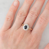 Anello a margherita vintage in oro giallo e bianco 9K con zaffiro (0.60ct ca.) e diamanti (0.12ctw ca.), anno 1991