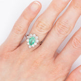Anello a margherita vintage in platino con smeraldo di taglio a goccia (1.05ct) e diamanti di taglio brillante (1ctw), anni ‘80