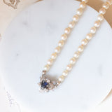 Vintage-Halskette mit Kette aus weißen Perlen und Verzierungen aus 18-karätigem und 14-karätigem Weißgold mit Diamanten (ca. 1.20 ctw) und Saphir (ca. 0.40 ct), 60er Jahre