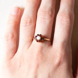 Vintage-Gänseblümchenring aus 9-karätigem Gelbgold mit Opal (ca. 0.12 ct) und Granaten (ca. 0.40 ctw), Jahr 1984