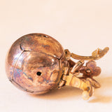 Ciondolo massonico con lamina in oro giallo 9K su argento a forma di sfera apribile e con piramidi incise con disegni