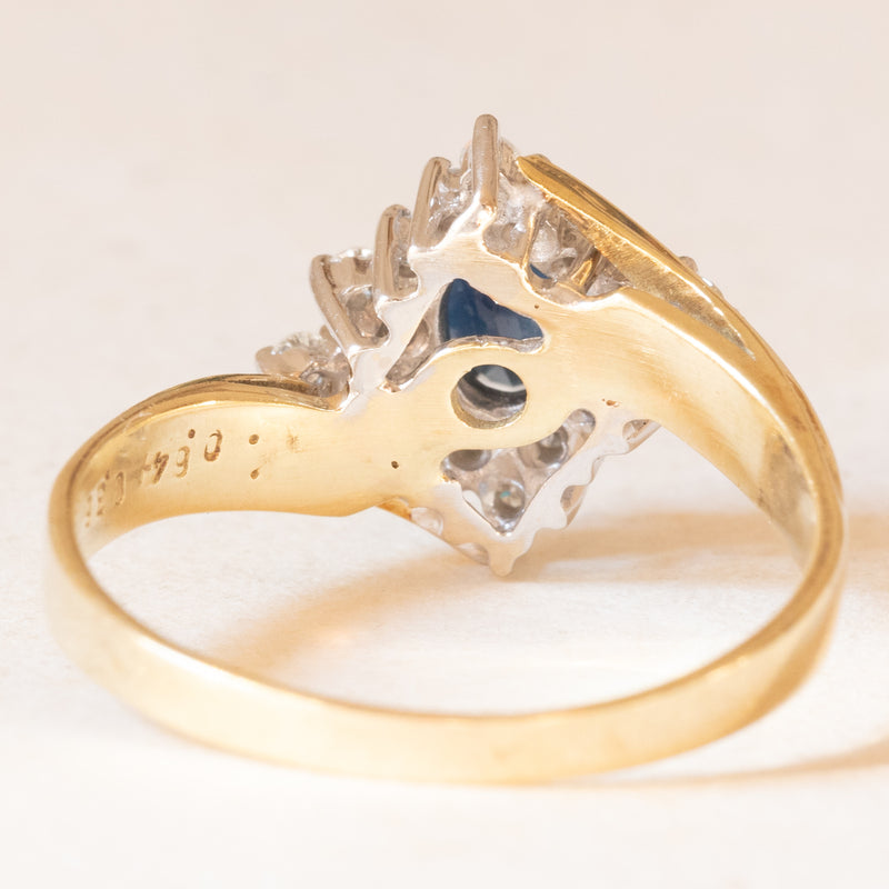 Anello a margherita vintage in oro giallo e bianco 14K con zaffiro (0.64ct ca.) e diamanti di taglio brillante (0.36ct ca.), anni ‘60/‘70