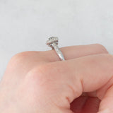 Anello a margherita vintage in oro bianco 9K con zaffiro di taglio carré (0.20ct ca.) e diamanti (0.38ctw ca.), anni ‘90/anni ‘2000