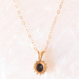 Vintage-Halskette mit Kette aus 9-karätigem Gelbgold und Gänseblümchen-Anhänger aus 9-karätigem Gelb- und Weißgold mit Saphir (ca. 0.40 ct) und Diamanten (ca. 0.12 ctw)