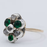 Anello a fiore antico in oro giallo 14K e argento con diamanti di taglio rosetta e paste di vetro verde, fine ‘800