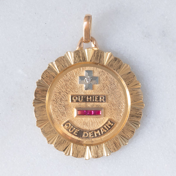 Ciondolo vintage “Plus qu’hier moins que demain” in oro giallo 18K con diamante e rubini