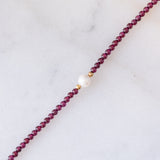 Collana moderna con granati, perla bianca e oro giallo 14K